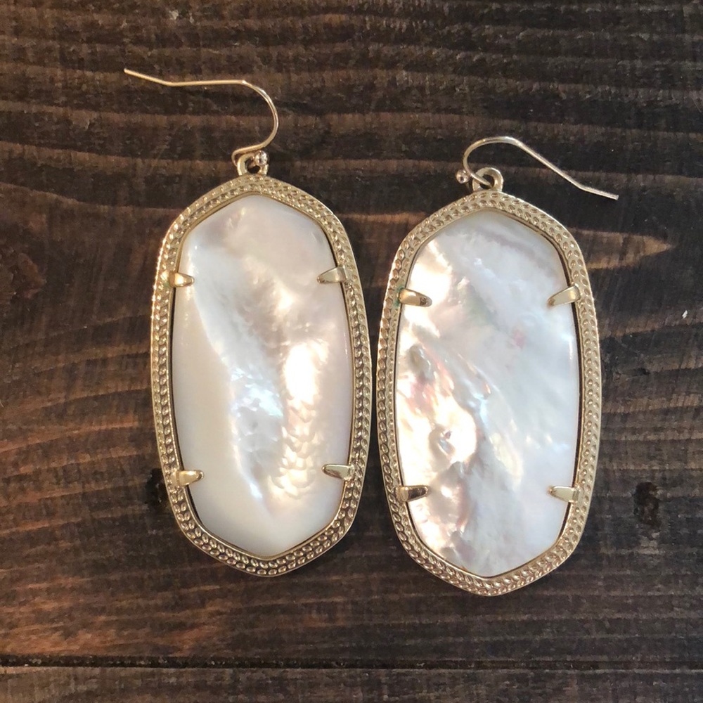 Kendra Scott  signature “danielle” drop earrings